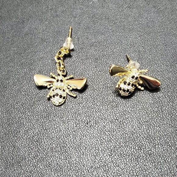 Gold tone bee earrings - Picture 3 of 7